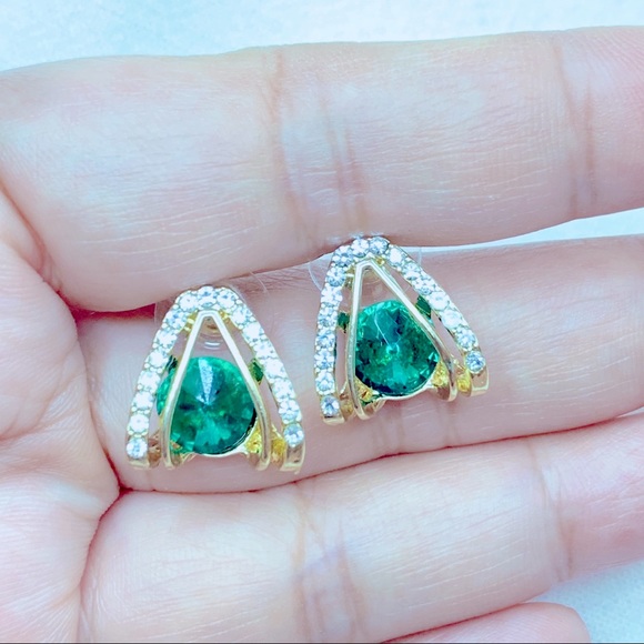 ❣️$25/3❣️ Classic Emerald Rhinestones Stud Earrings - Picture 4 of 11
